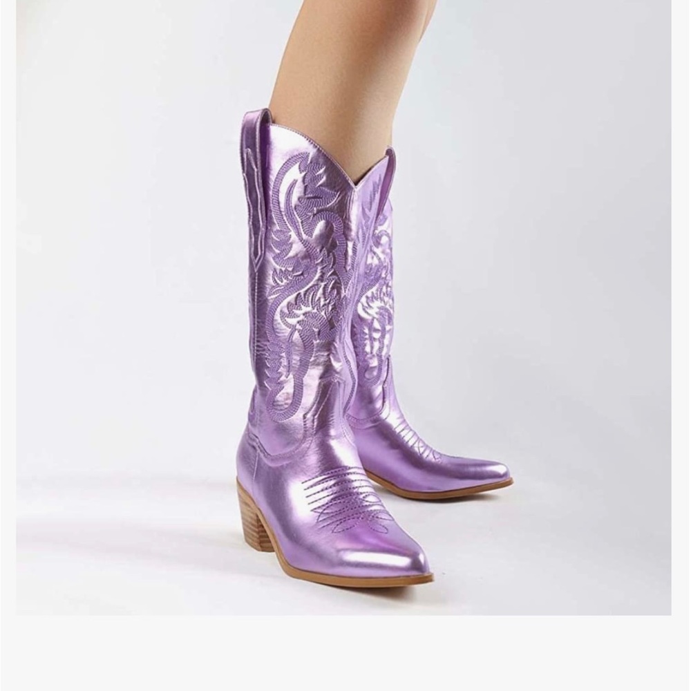 Never worn, Women’s metallic Lilian embroidered cowboy boots!